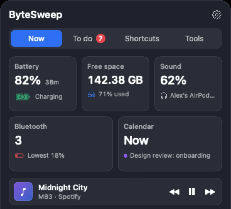 The small panel: battery 82%, free space 142.38 GB, sound 62%, 3 Bluetooth devices, the calendar, and the song that is playing.